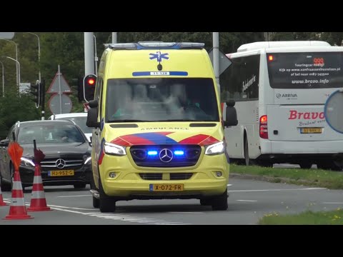 Verschillende Ambulances met spoed in Zaandam