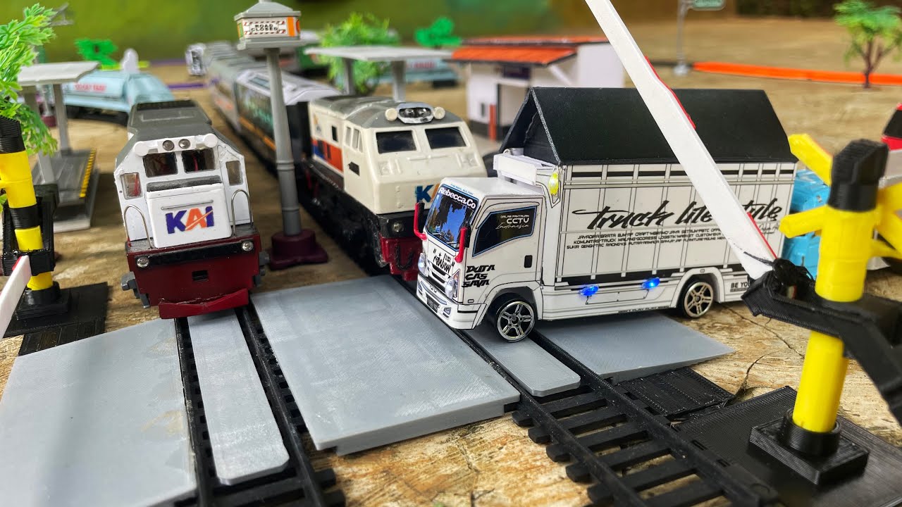 Drama Kecelakaan Kereta Api Mainan CC203, CC201 Anjlok Menabrak Truk Oleng Di Pos Palang Perlintasan