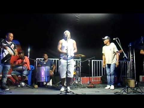 WALLACE SALLES cantando com o grupo AINDA +