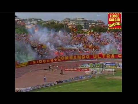 Il tifo leccese nel prepartita dello spareggio-promozione LECCE-Cremonese 4 a 1 dell'1 luglio 1987
