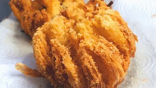 בצל קריספי בצורת פרח  Shorts# (ליהי קרויץ - מטבח בקלי קלות) - התמונה מוצגת ישירות מתוך אתר האינטרנט יוטיוב. זכויות היוצרים בתמונה שייכות ליוצרה. קישור קרדיט למקור התוכן נמצא בתוך דף הסרטון