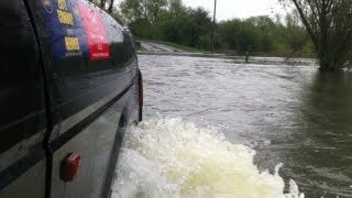 preview picture of video 'Flood! Land Rover 300Tdi Discovery and Other Vehicles Driving Through Sutton Gault'