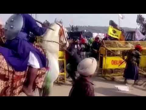 インド警察が農民との衝突で催涙ガスを発射 (Indian police fire tear gas in clash with farmers)