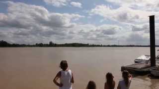 preview picture of video 'Le Mascaret sur la Dordogne. Le Rendez-Vous des Surfeurs! Fun Wave on French River!'