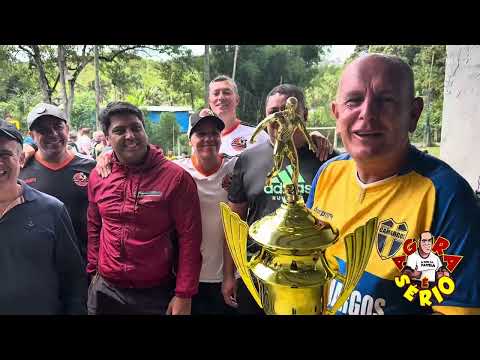 VEREADOR VALTER NO FESTIVAL DOS CAMARGOS ENTREGA O TROFÉU PARA O RESENHA