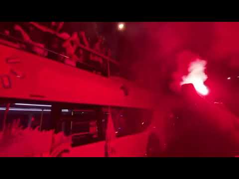 El CD Toledo pasea su ascenso en autobús y lo celebra con la afición en la fuente de Colón