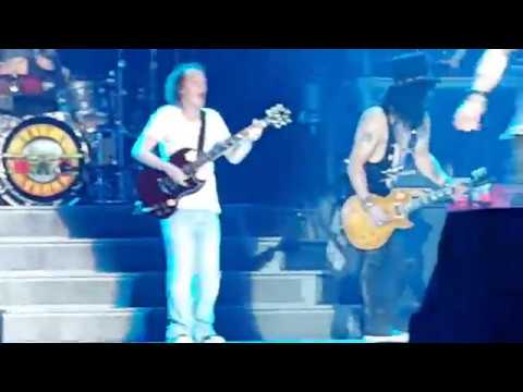 Angus Young tocando AC/DC com Guns N' Roses na Austrália