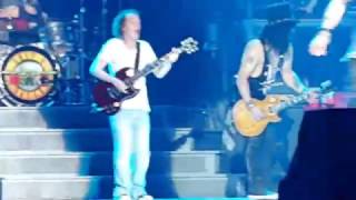 Angus Young tocando AC/DC com Guns N' Roses na Austrália