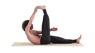 LIEGENDE HAND ZUM FUß HALTUNG – SUPTA PADANGUSTA ASANA