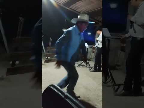 el tío Chabelo dándolo todo en la pista ❤️