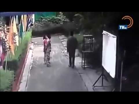 Macchie scure su pelle dopo un taglio Apparito un pigmentary notano su una mano