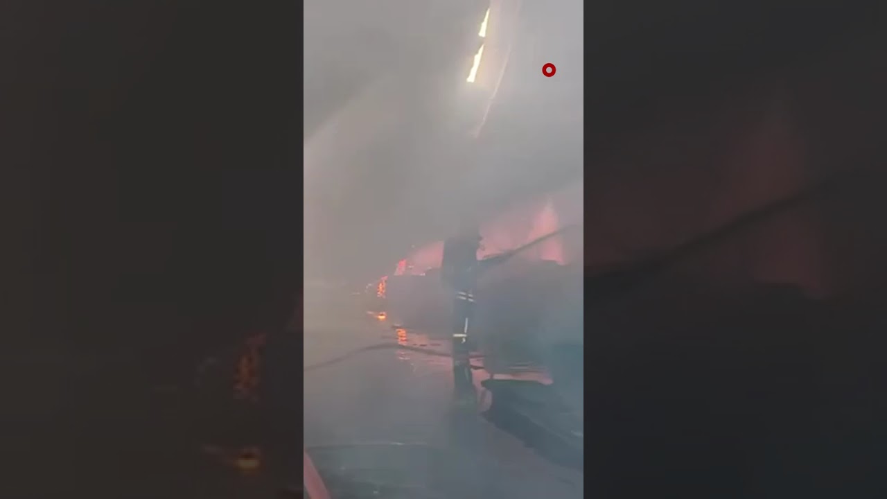 فيديو | إخماد حريق اندلع داخل"جملون" في البصرة