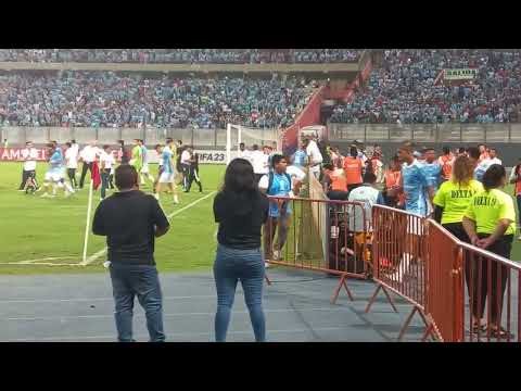 "Jugadores de Cristal celebran con su hinchada el triunfo ante Huracán" Barra: Extremo Celeste &bull; Club: Sporting Cristal