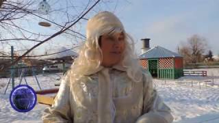 На улицы Шимановска вышли сразу 11 дедов Морозов и Снегурочка. Сказочные персонажи поздравили горожа