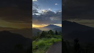 Download lagu #shorts#pemandangan#alam#indonesia#pedesaan#gunung#sunset#sunrise#view#fyp #travel#explore#viral mp3