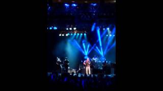 Phillip Phillips performing Searchlight
