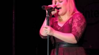 Kelly Clarkson covers Little Big Town&#39;s &quot;Girl Crush&quot;