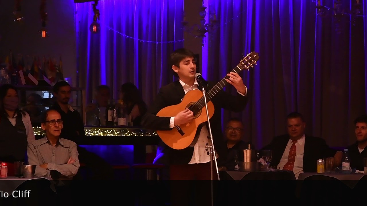 Jesus Hidalgo  le canta a Facundo Piñeiro en su cumpleaños