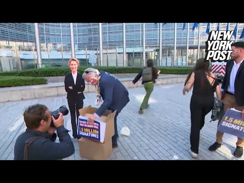 Il CEO di Ryanair Michael O'Leary colpito in faccia con una torta dai manifestanti ambientalisti