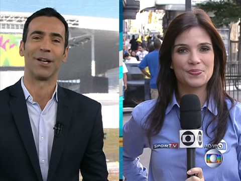 Torcedor da Croácia beija repórter da Globo ao vivo (12/06/2014)