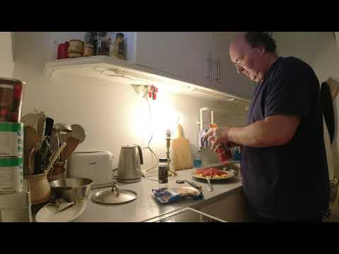 MongoTV_5577 - SÆTTER STOR TALLERKEN KOGT KARRY RIS MED HALV LITER TOMATSOVS OG OST IND I OVN