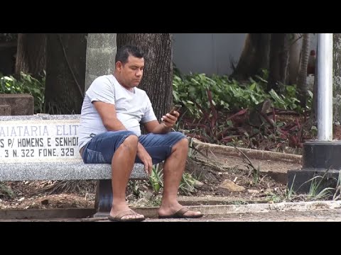Postura errada ao usar celular pode trazer sérios danos à saúde