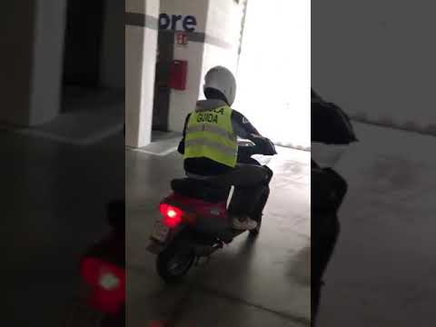 ragazzo cade con motorino dell'auto scuola😂