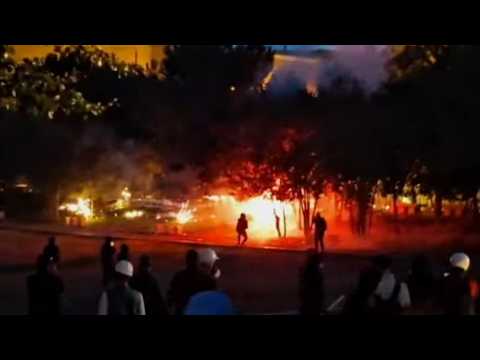 KAOS NË TIRANË! Përplasje frontale në bulevard mes protestuesve dhe policisë