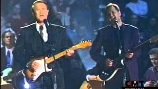 Glen Campbell &amp; Steve Wariner Perform &quot;Galveston&quot;