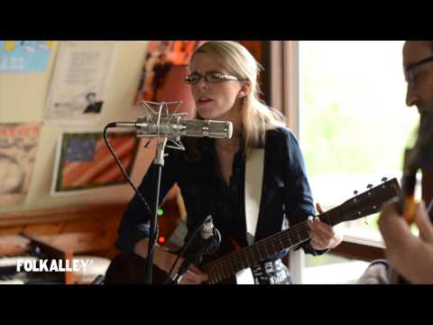 Folk Alley Sessions: Aoife O'Donovan - "Oh, Mama"