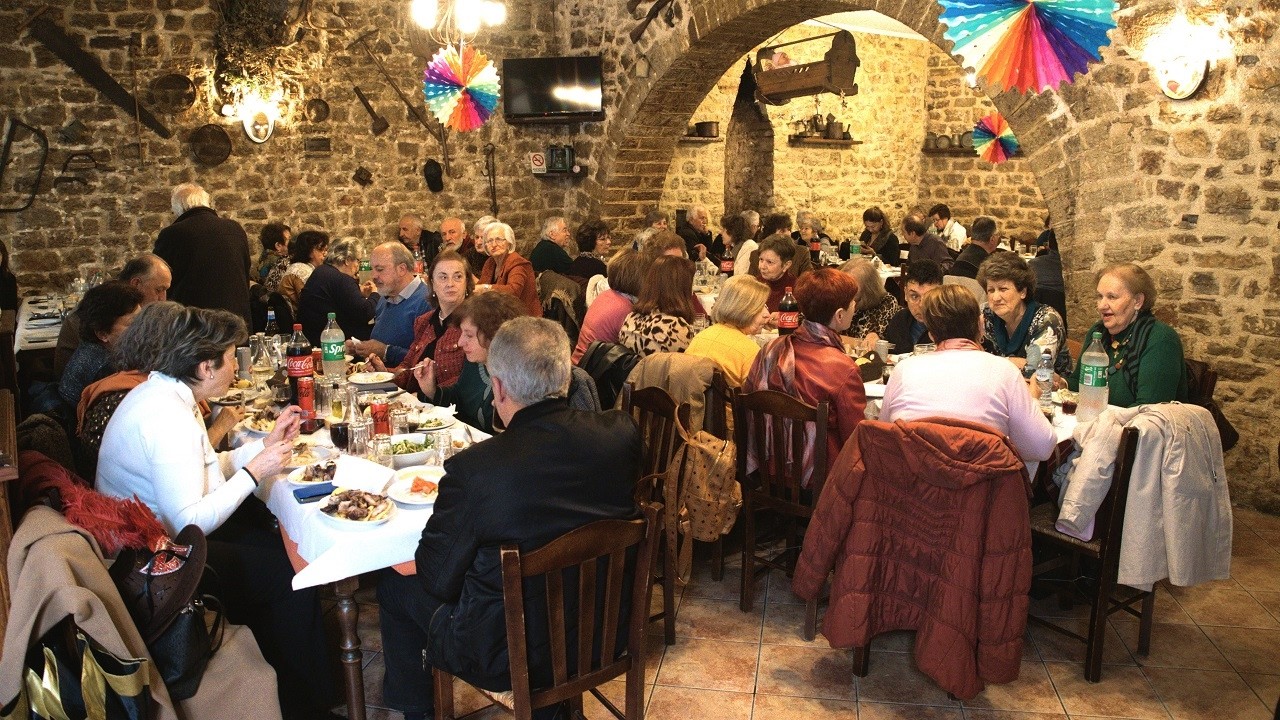 Γιόρτασαν την Τσικνοπέμπτη στο Καρπενήσι - Τα ψησίματα και το γεύμα του Δήμου στα μέλη του ΚΑΠΗ