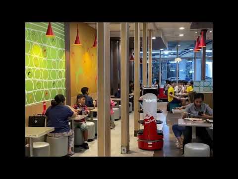 O mascote e os robôs Jollibee no shopping em Cebu, Filipinas