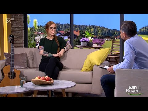 Wir in Bayern mit Musikkabarettistin Sara Brandhuber