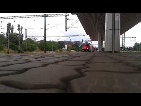 FOX Rail Asea robog át Kelenföldön tehervonatával.