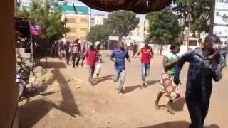 preview picture of video 'Révolution burkinabé : l'armée tire à balles réelles sur les manifestants'