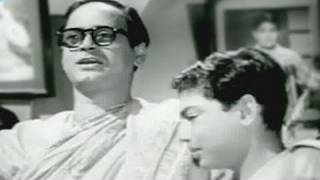 Hum Laye Hain Toofan Se Kashti Nikal Ke - YouTube