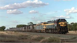 preview picture of video 'El Zorro Grain Train Approaches Raywood.  Tue 17/01/12'