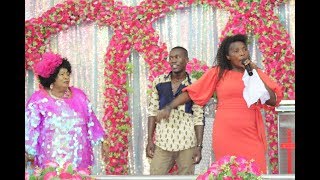 Download lagu Rose Muhando  alivyoimba wimbo uliogusa wengi wa Asante Yesu mbele ya Bishop Dr. Gertrude Rwakatare mp3