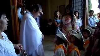 preview picture of video 'El padre Gerardo da la bienvenida a los niños'