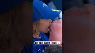 This Toronto Blue Jays fan has their priorities set ???? #MLB #BlueJays #Toronto
