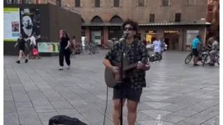 Bologna, il video di Biagio Antonacci che riprende Nela mentre canta «Iris» in piazza Maggiore