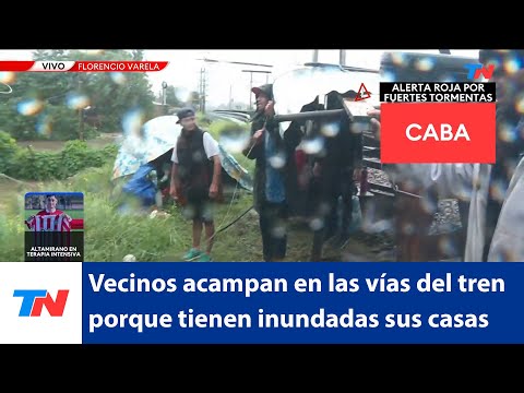 Florencio Varela: vecinos acampan sobre las vías del tren porque tienen sus casas inundadas