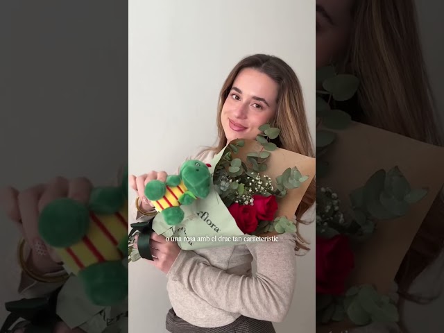 Vídeo relacionado con Arluma - Rosa de Madera Personalizada - Regalo Original para Día de la Madre, Sant Jordi, Aniversario - Personalizado con Nombre o Palabra- 25 Cm Roja