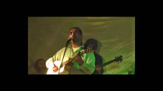 Shlomo Carlebach "Tzadik K'tamar" Benyamin Steinberg 2010 (הזמר והיוצר בנימין שטיינברג) - התמונה מוצגת ישירות מתוך אתר האינטרנט יוטיוב. זכויות היוצרים בתמונה שייכות ליוצרה. קישור קרדיט למקור התוכן נמצא בתוך דף הסרטון
