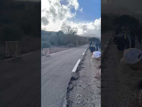 On l’entend bien avant de la voir…