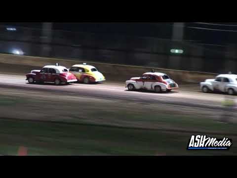 Nostalgia Sedans: A-Main - Maryborough Speedway - 18.05.2007