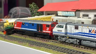 Download lagu Assembling the Double Traction CC203 WnB & BB301 train, it derailed and hit the Vintage CC201 whi... mp3