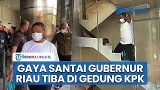 Penampakan Gubernur Riau Abdul Wahid Tiba di Gedung KPK, Gaya Santai Pakai Kaos Putih & Sandal