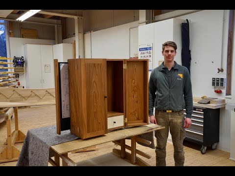 Ein Werkzeugschrank  in Rüster / Ulme als  Gesellenstück für den Tischler.