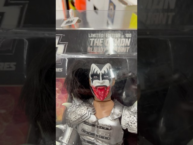 Vídeo relacionado con MINIX BANDAI Figura Kiss Demon (Gene Simmons 12 CM) MN11766: Coleccionable para Exhibición. Estatua Detallada y Premium. Regalo Ideal para niños y Adultos, Fans de la mítica Banda de Rock.